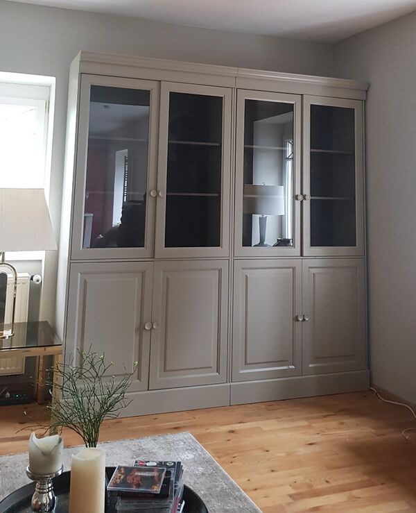 Cabinet with 4 grey wooden doors Chow