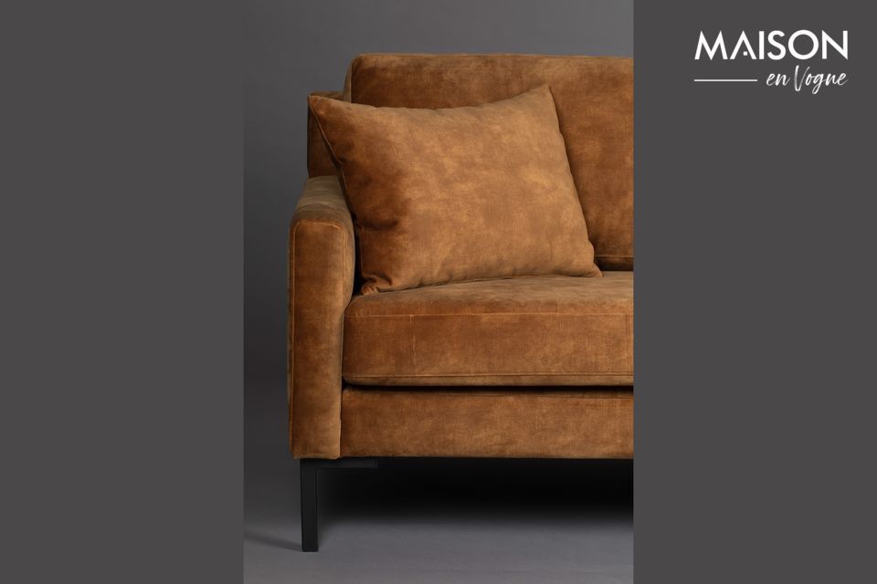 Sturdy with its metal legs and pine wood structure, the sofa can support heavy loads