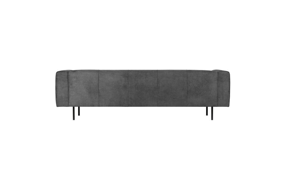 The black metal legs give the sofa an industrial and designer look