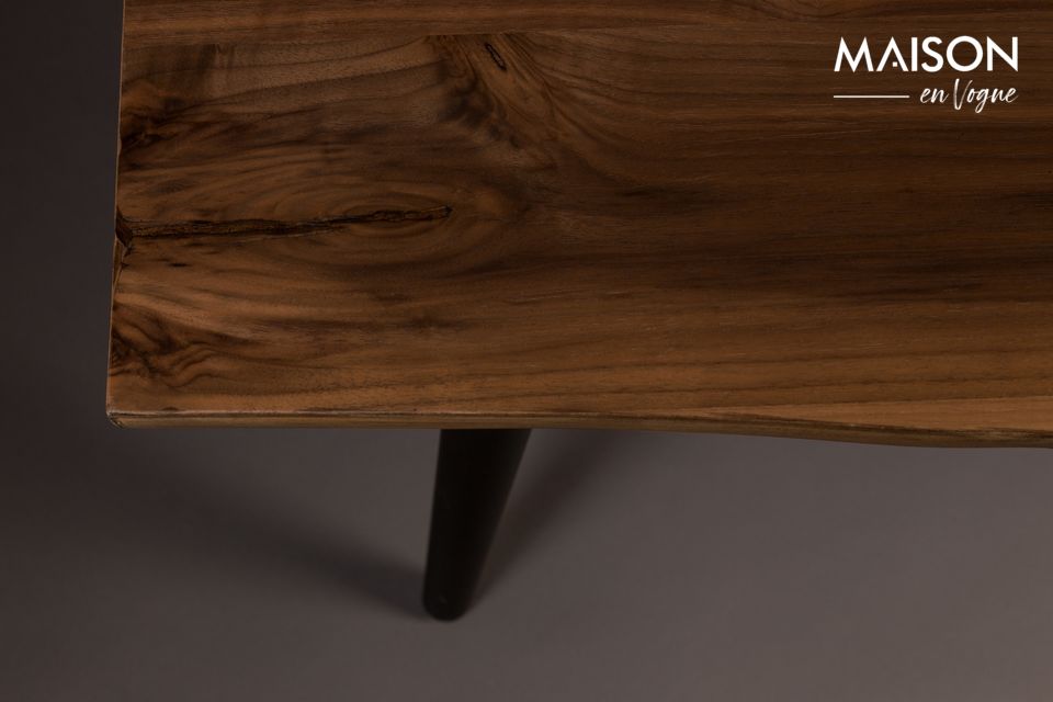 Proof of this is Alagon, a sturdy bench in medium and walnut veneer, available in four sizes (1