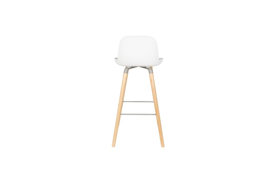 The solid ash wood legs and the aluminium frame and footrests provide a contrast and ensure a