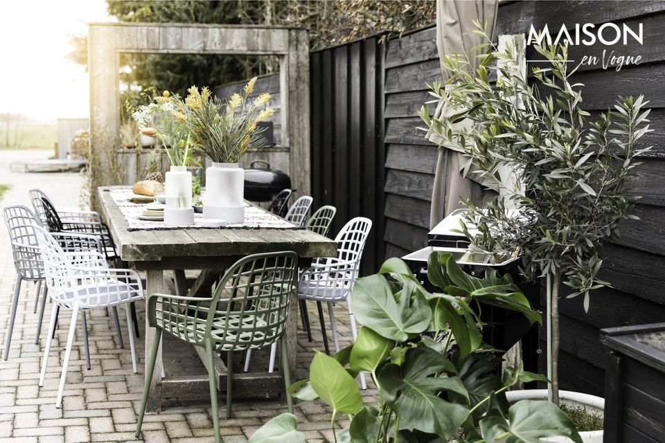 Opt for style and comfort in your garden, with this outdoor chair in black powder-coated aluminium