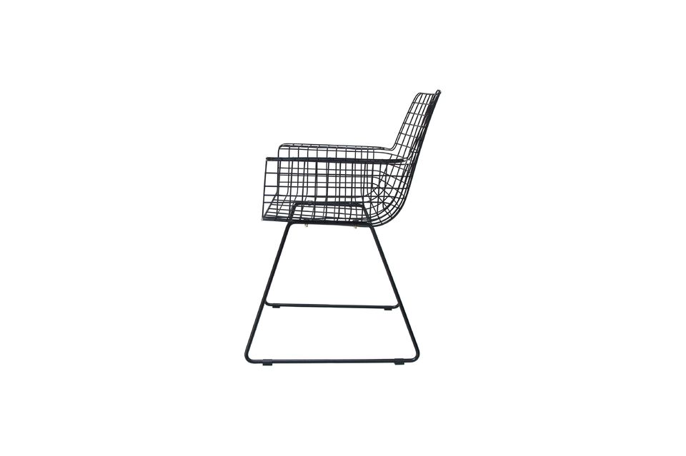 Black in colour and measuring 72 x 56 cm, this chair fits easily into your space