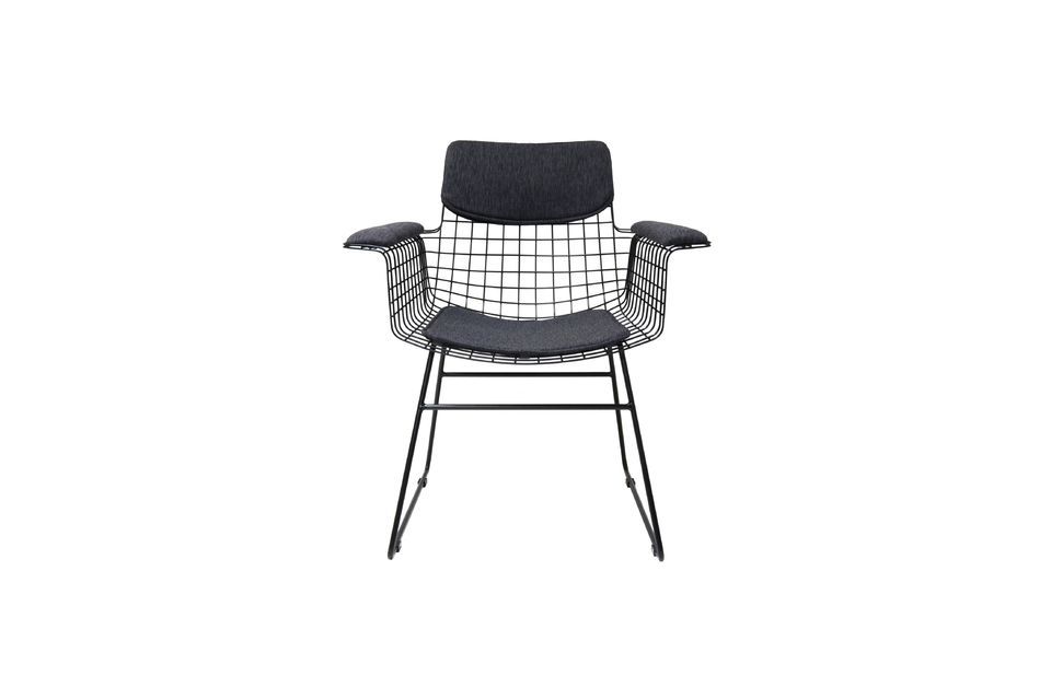 Made of metal and plastic, the Altorf chair is easy to maintain all year round