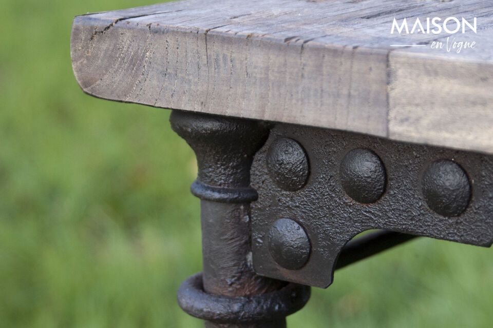 This wallpapering table meets a simple objective: enjoy being at table, even before you start to eat