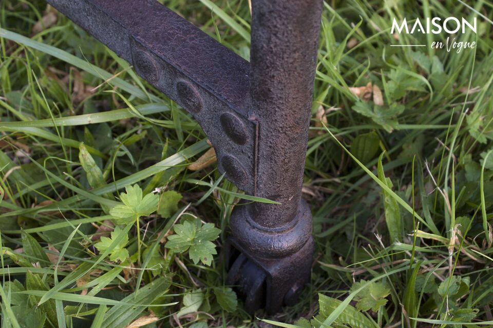 Its unique charm comes from the reclaimed weathered wood and russet-toned structure of metal tubes