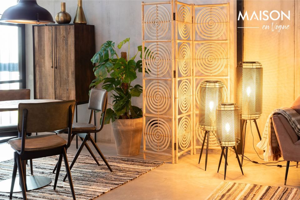 With its soft lines and hexagonal shade, this floor lamp seduces with its atypical look