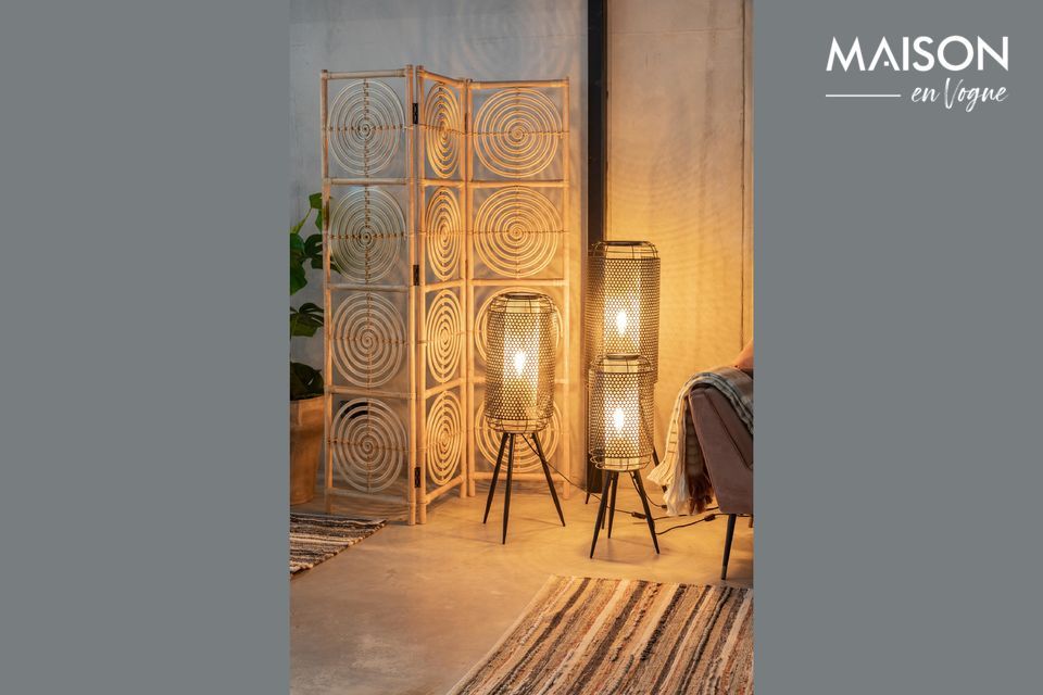 Designed in black and gold metal, it lets the light through thanks to its openwork structure