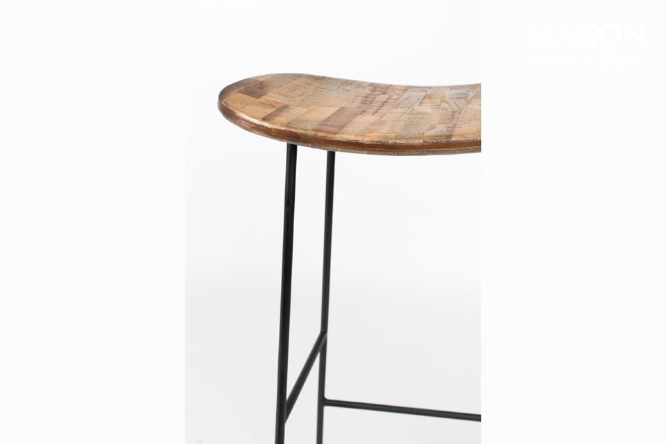 80 cm high and stable on its steel frame, the Tangle stool has a comfortable seat and a footrest