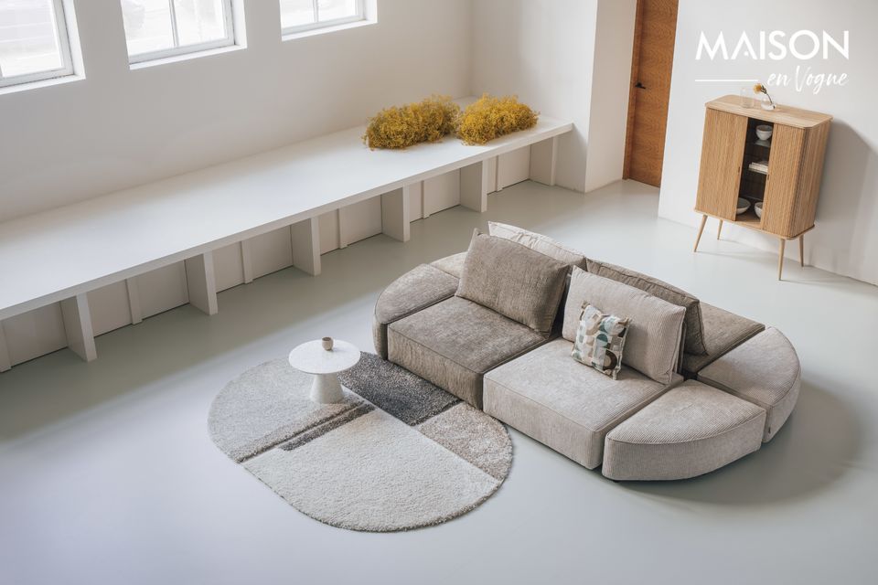 It offers maximum storage space thanks to the 3 tempered glass shelves it contains