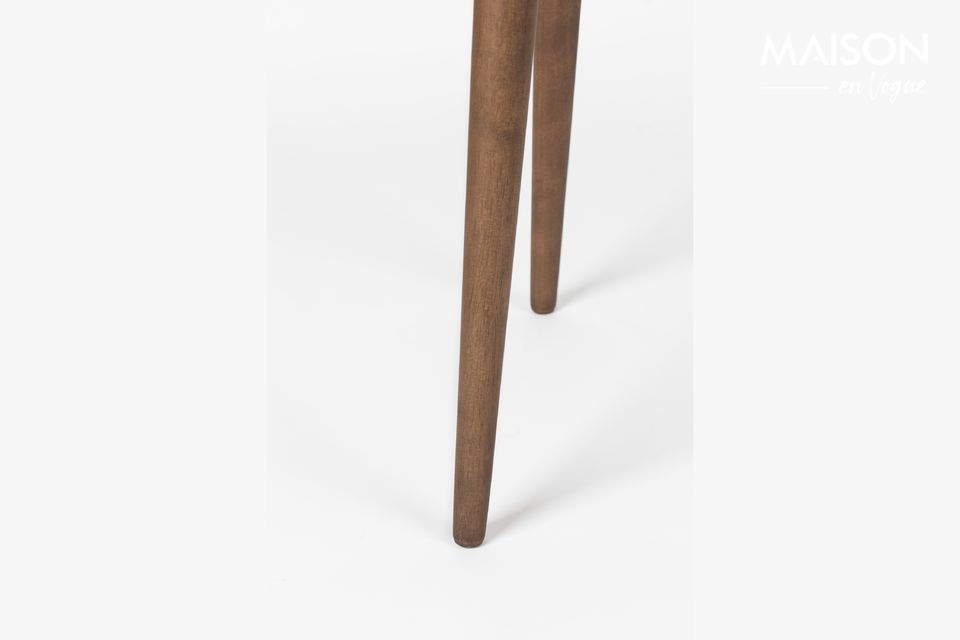 Its top in solid rolled rubberwood and its legs in lacquered solid rubberwood give it a certain