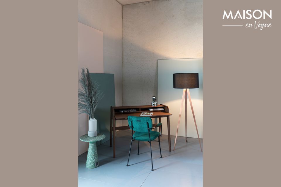 Its refined and authentic colour matches the dark colour of its walnut veneer