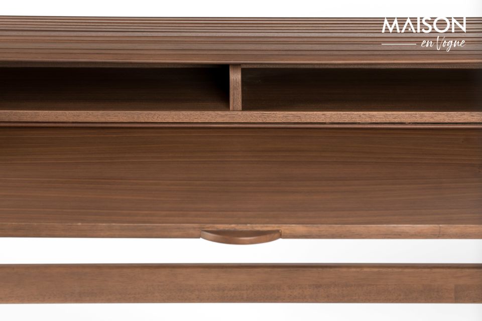 Equipped with several compartments, it will allow you to store your documents and equipment