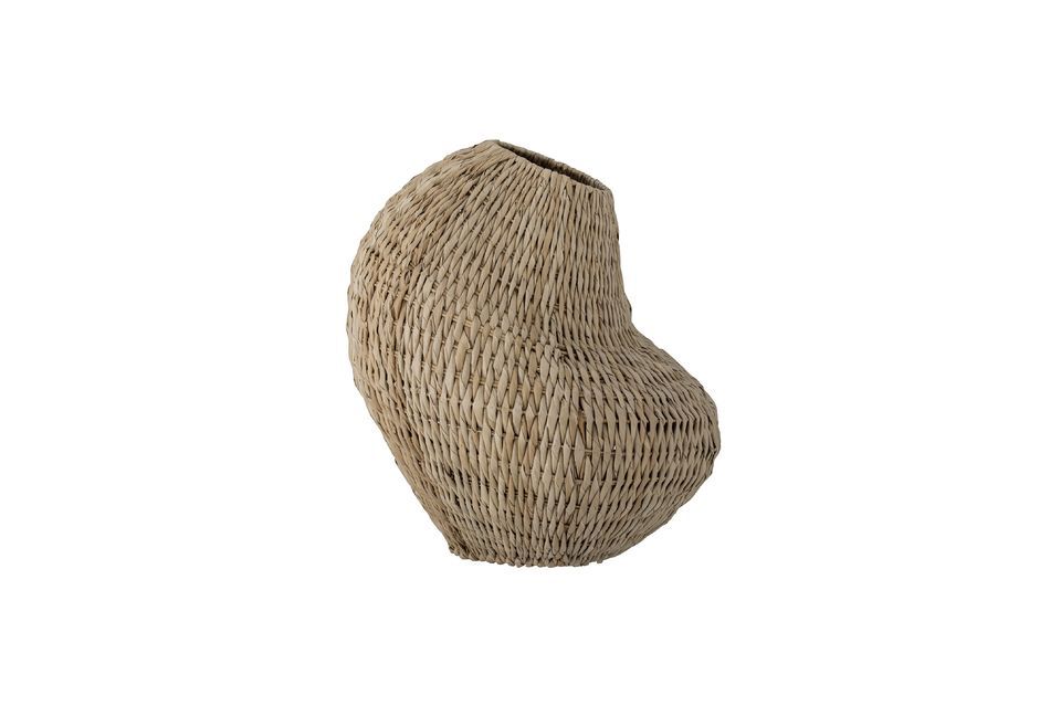 This basket has an incredible artistic shape, which will add a touch of nature to the room