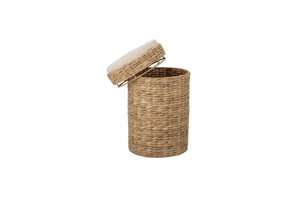 Practical and elegant basket with lid in natural materials