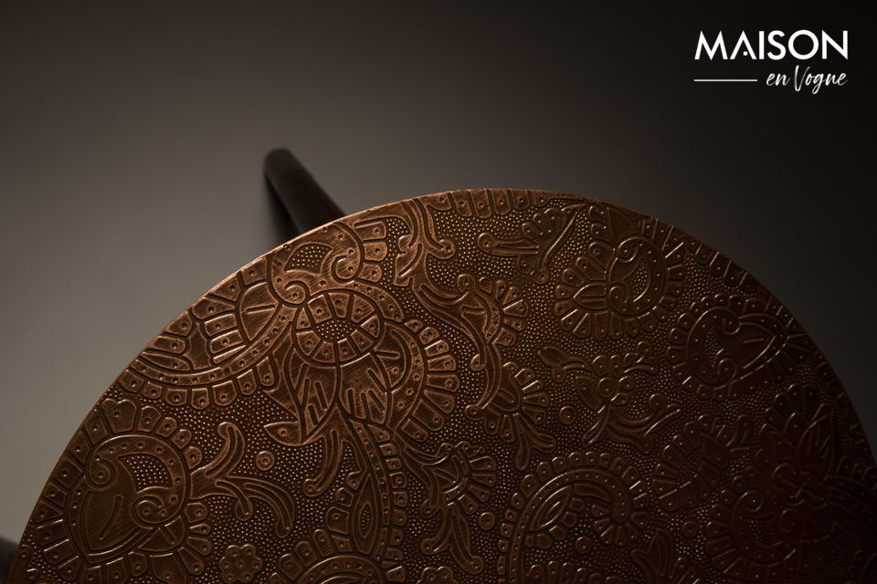 The designs thus follow the circular movement of the table top in a very elegant style