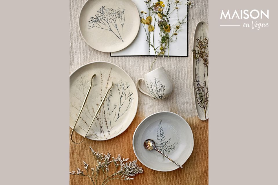 This stoneware plate with its magnificent tree pattern will not fail to delight your guests