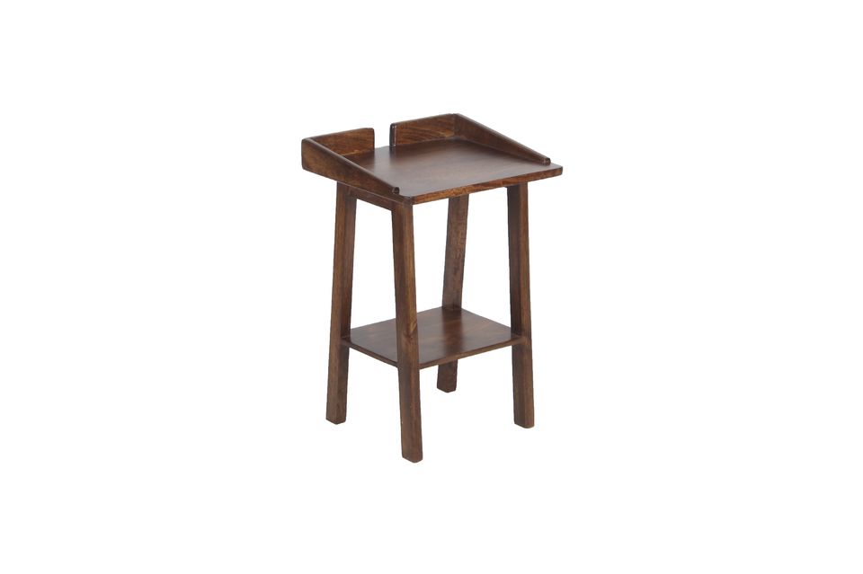 With its dark mango wood, this little essential piece of furniture brings a warm note