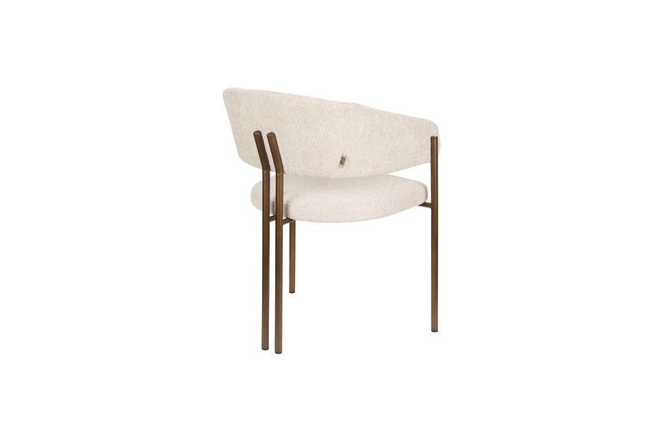 5 cm high, it offers optimum comfort, inviting you to extend evenings around a good meal