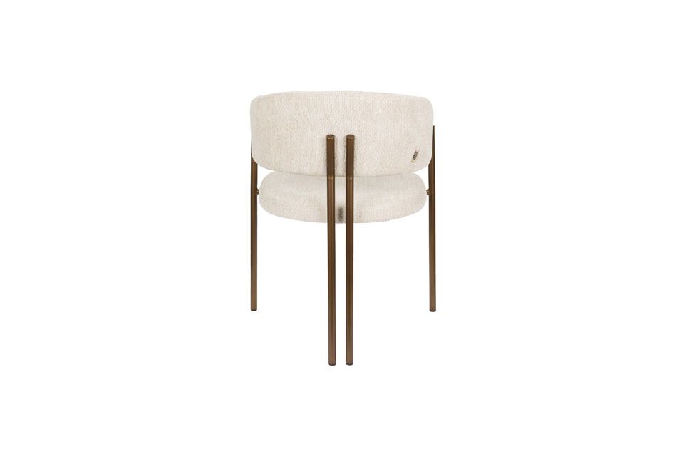 It becomes a real focal point, revealing your taste for design pieces that tell a story