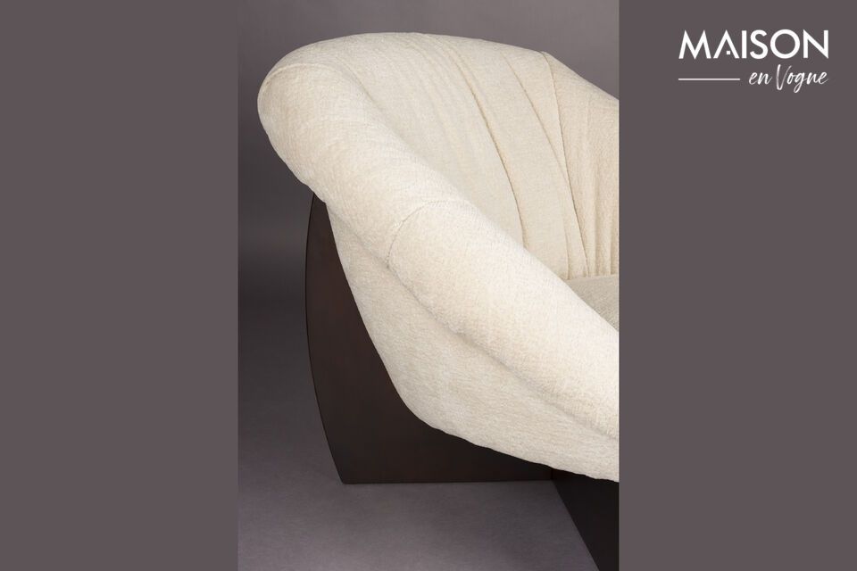 Its soft bouclé upholstery invites softness and creates a soothing atmosphere