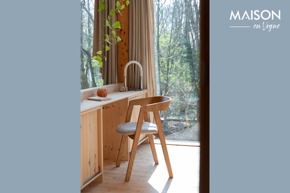 The Mads Beige Polyester Chair evokes a warm, welcoming atmosphere, combining comfort and aesthetics