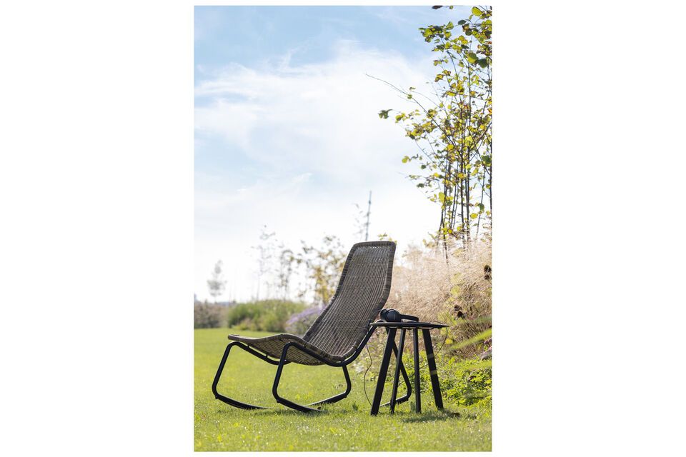 Treat yourself to a relaxing moment in your garden with the Tom rocking chair! Made of waterproof