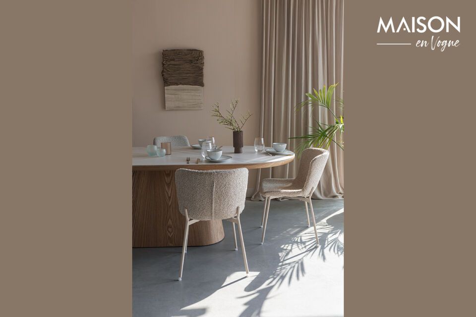The Almira oval dining table, with its 200 x 90 cm dimensions, is a practical and convivial piece