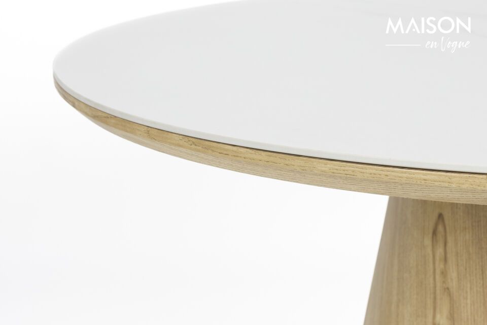Whether for meals with family or friends, this table makes every moment simple and enjoyable