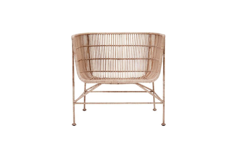 This rattan armchair is both discreet