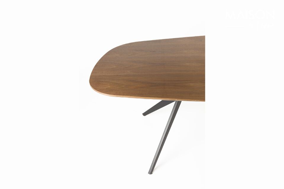 Its generous 180 cm length accommodates family and friends