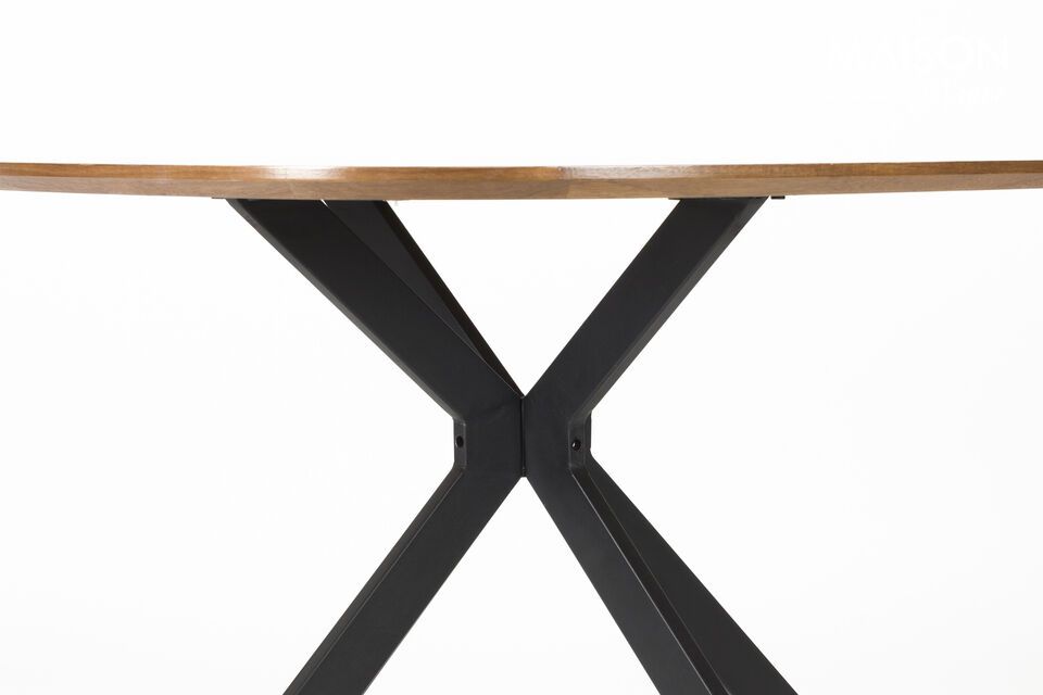 This table inspires moments of complicity, so much so that it calls out to be surrounded