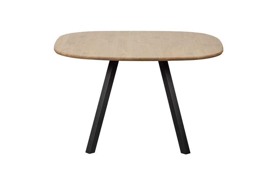 The tabletop is made of FSC certified oak in a square format for a warm atmosphere