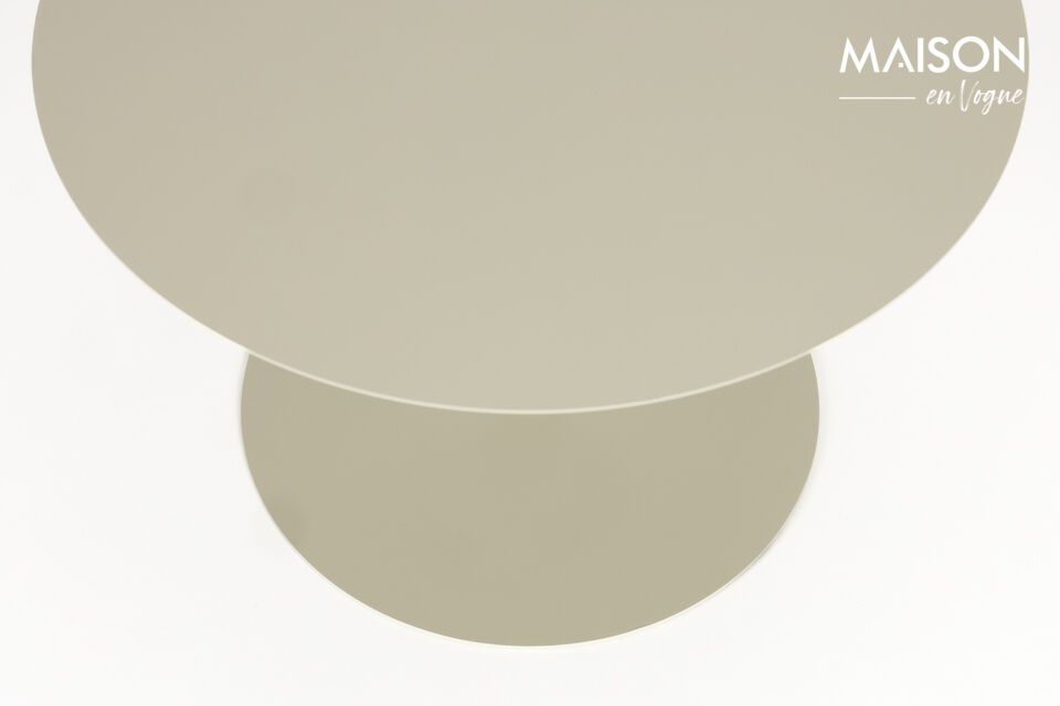 The Snow beige steel coffee table is an invitation to enjoy moments of conviviality, indoors or out