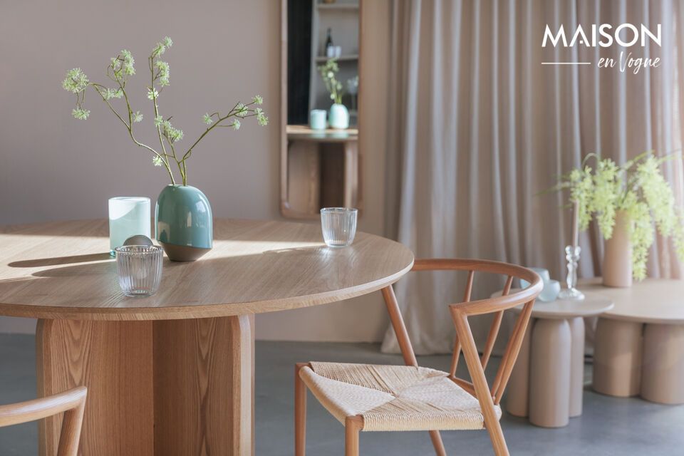 Its 120x120 cm dimensions are perfect for a small dining room or kitchen area