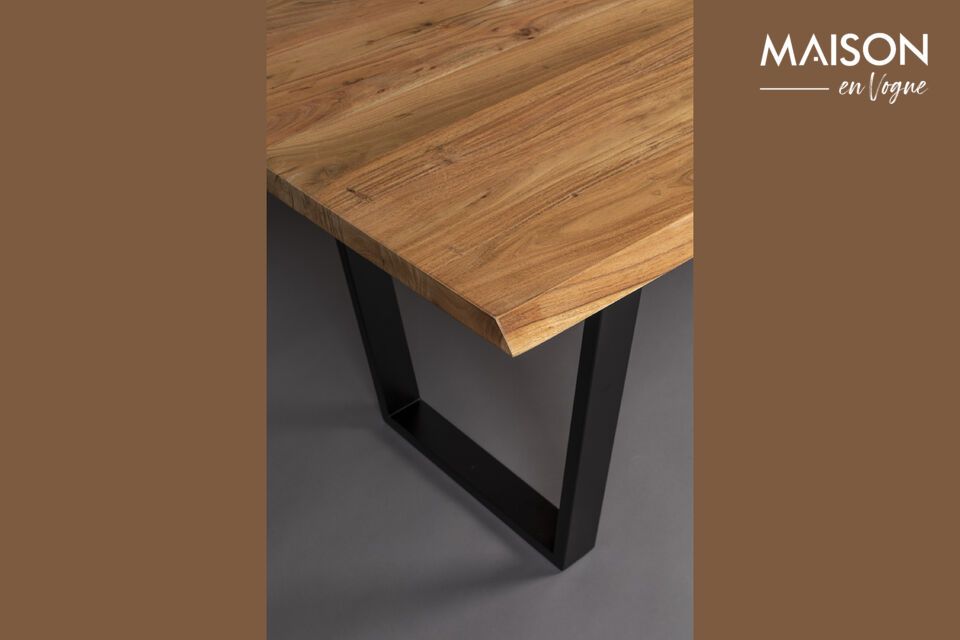 Its generous dimensions of 220 cm in length
