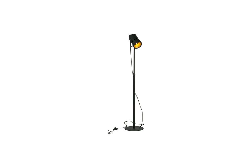 Measuring 92-162 cm in height, the Bente floor lamp is equipped with a 1