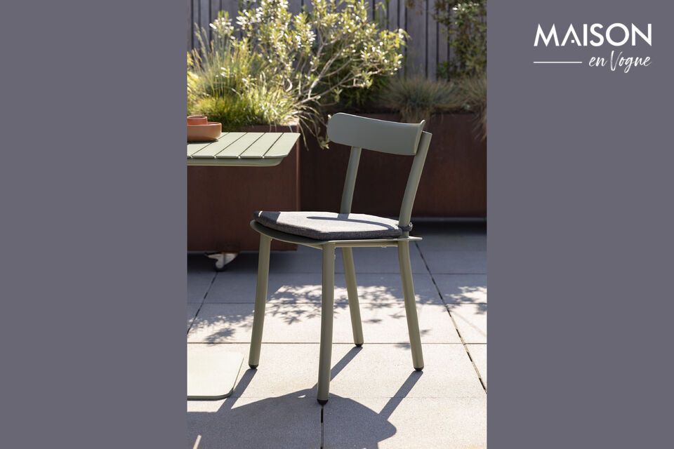 Transform your garden chair with elegance and comfort.