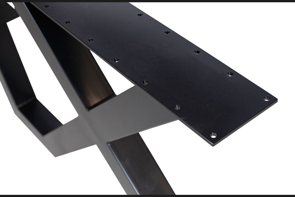 The X-shaped leg with an extension for the picnic bench is easy to combine with different types of