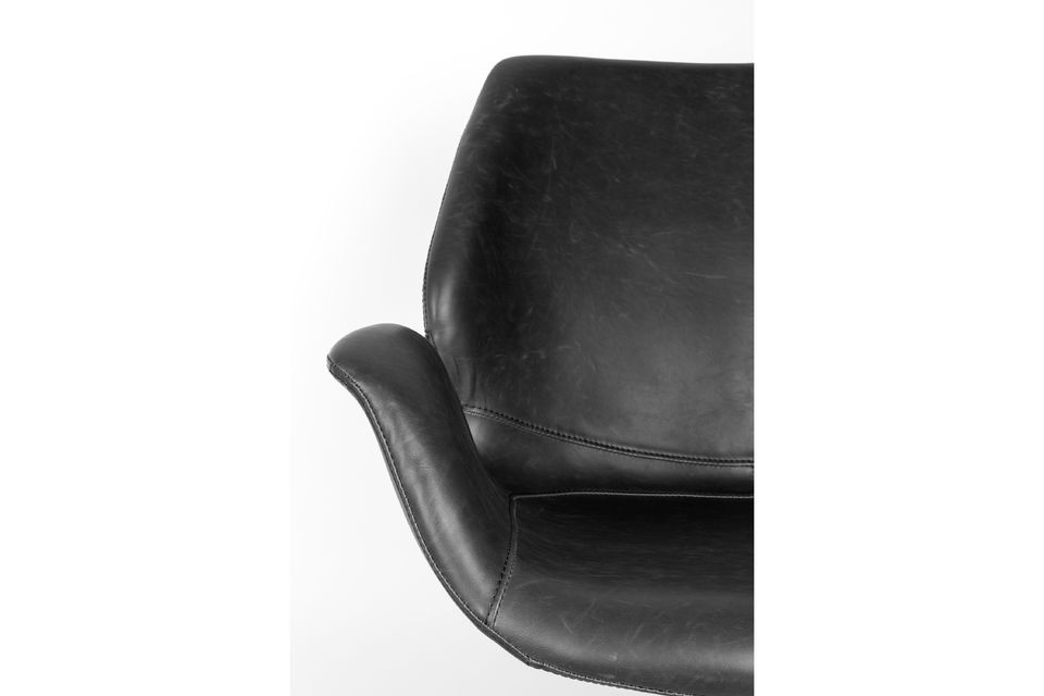 You will be won over by its leather upholstery and its armrests