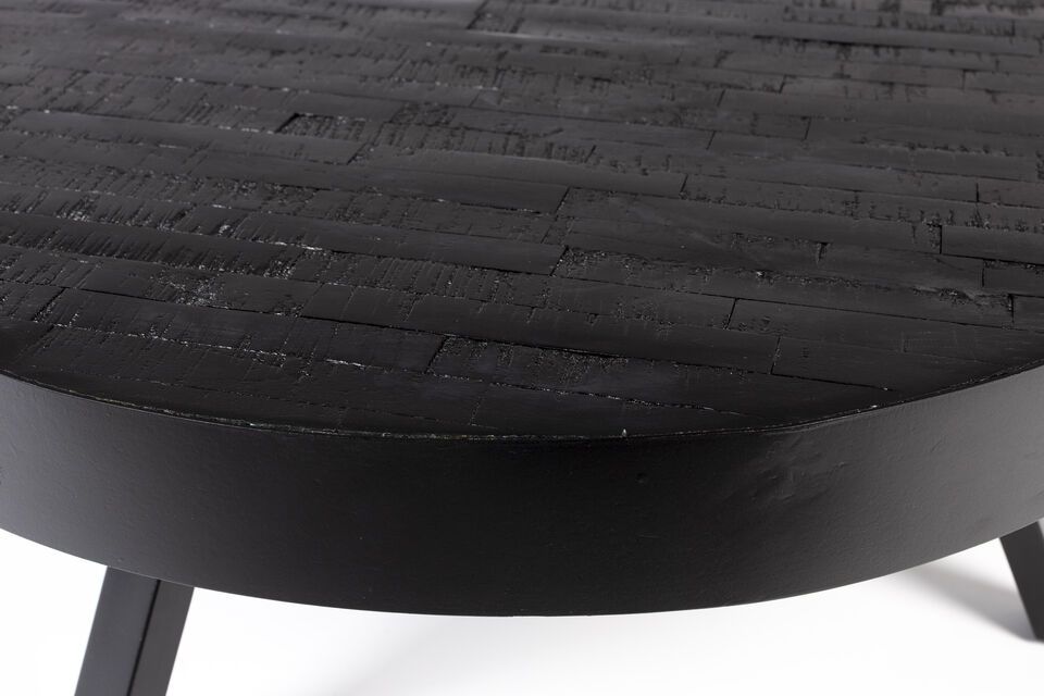 With its generous dimensions of 74 cm length