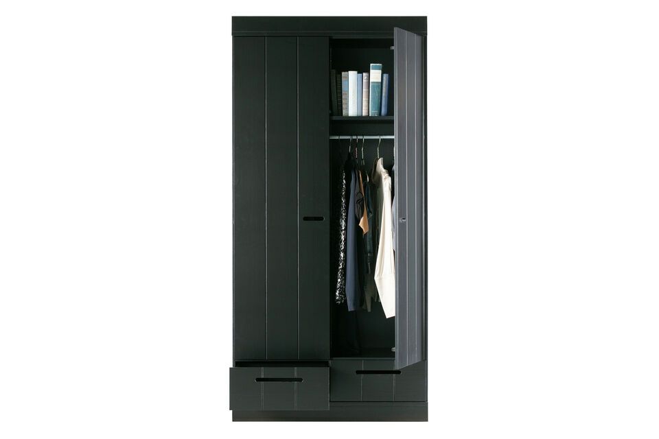 Its solid black pine design gives it a look of luxury and distinction