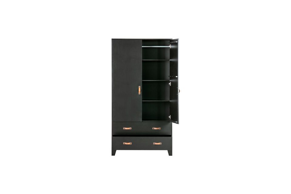 Thanks to its modern and robust look, this wardrobe is suitable for many bedrooms