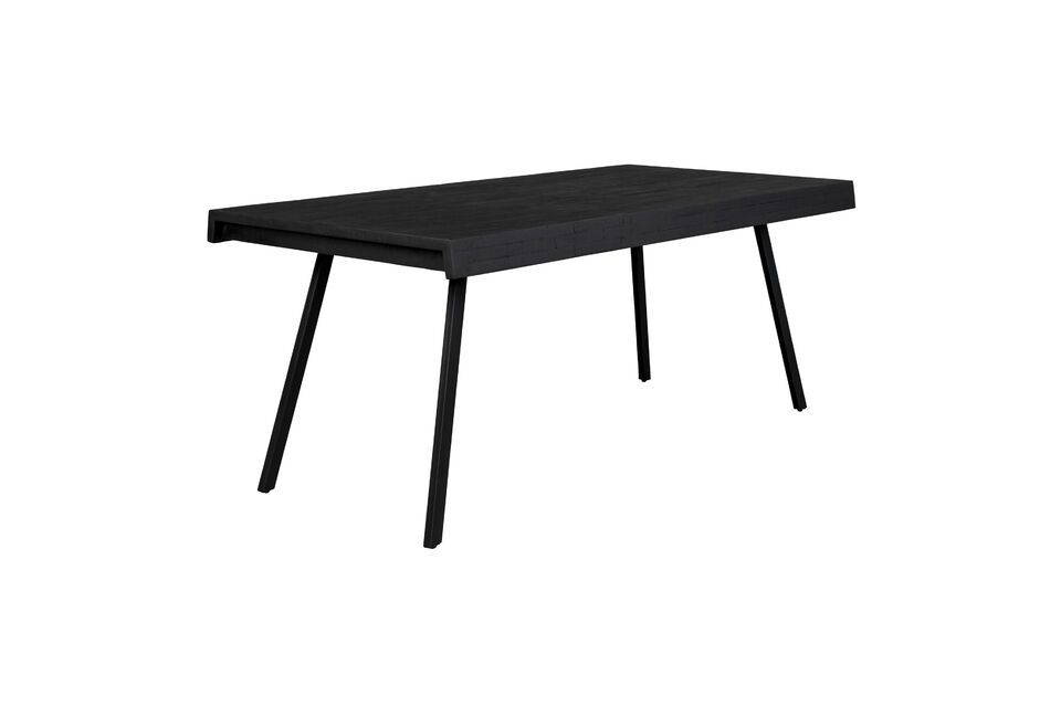 With its generous dimensions of 160 cm long