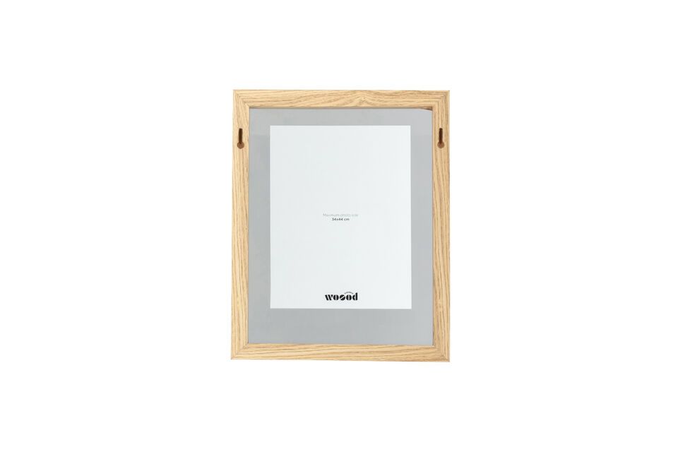 The frame is easy to install thanks to its wooden cut-outs and removable glass