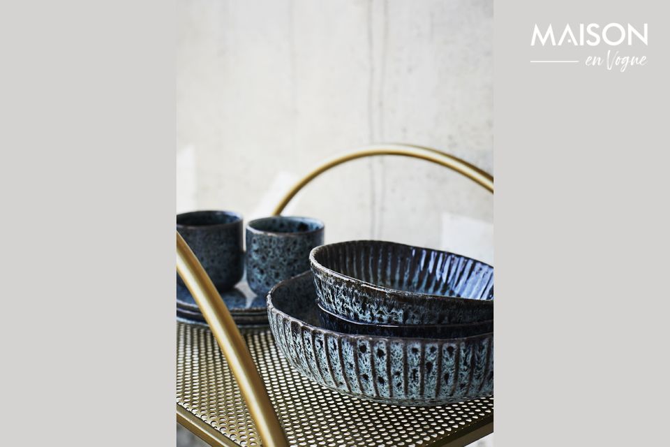 All the shades of petroleum blue and dark gray come together in the Tea ceramic bowl