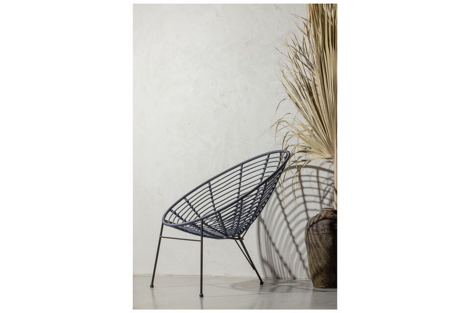Experience the ultimate in relaxation with this chic and comfortable blue lounge chair