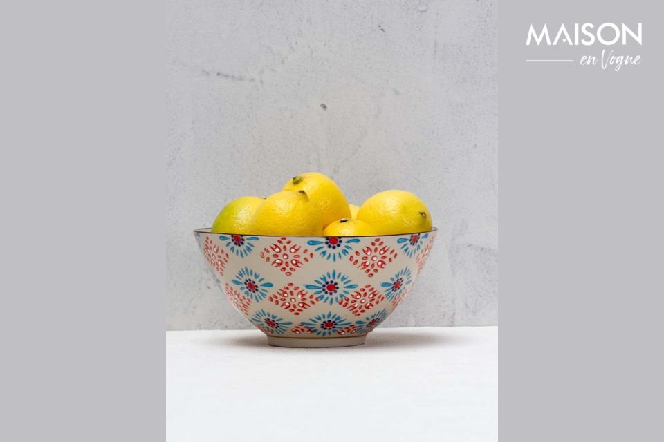With its red and blue patterns, this salad bowl is sure to brighten up your kitchen
