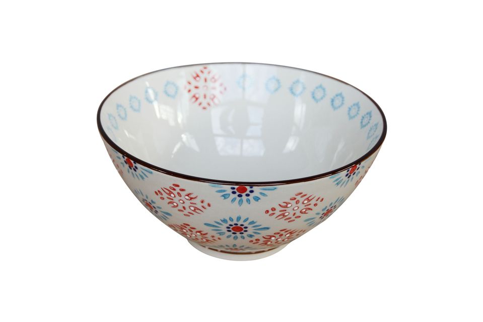Made of ceramic, it measures 19 centimetres in diameter and can be used for many preparations