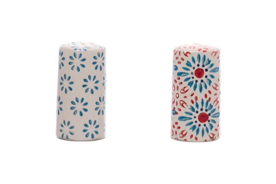This set will brighten up your table with its red and blue patterns